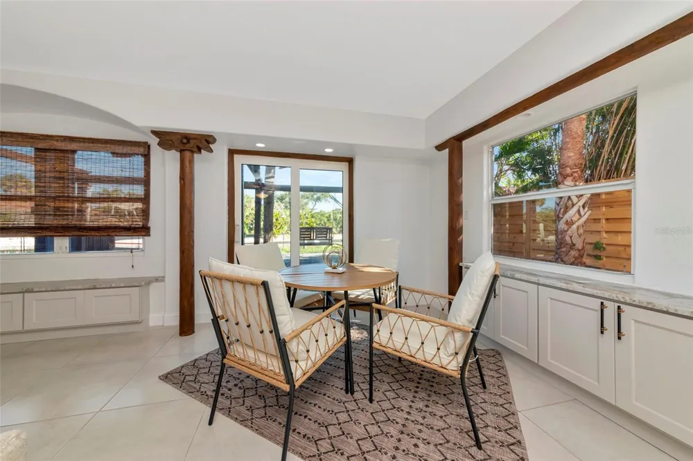 681 AVENIDA DE MAYO Sarasota, FL 34242