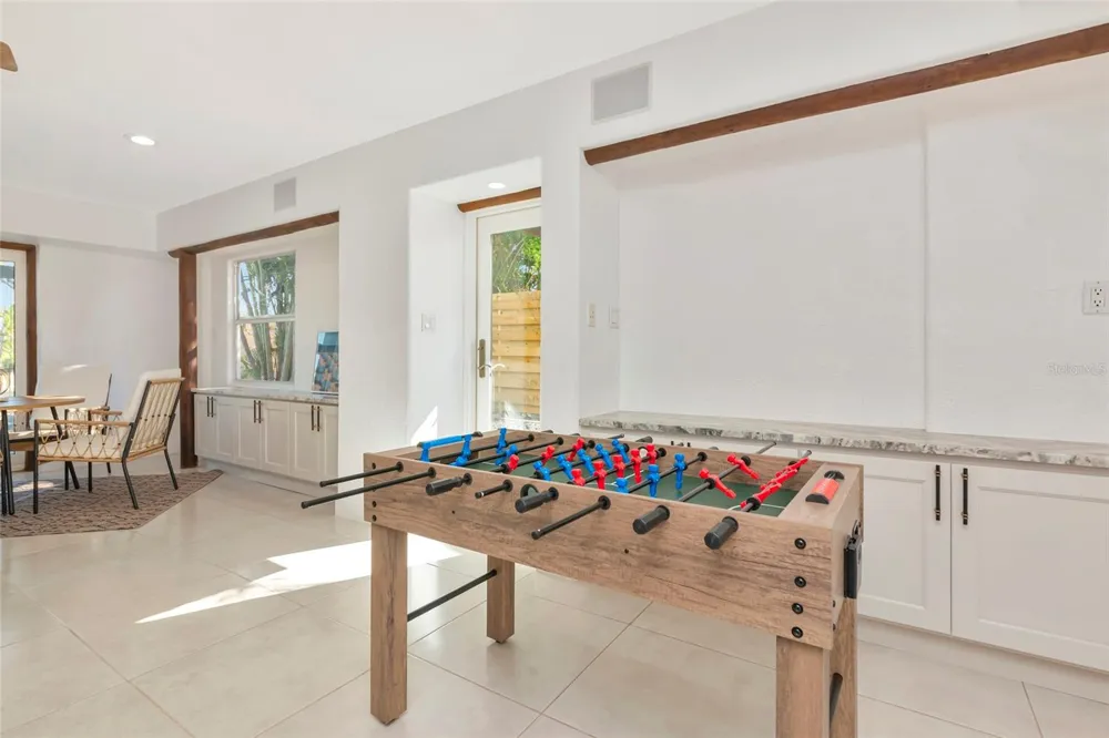 681 AVENIDA DE MAYO Sarasota, FL 34242