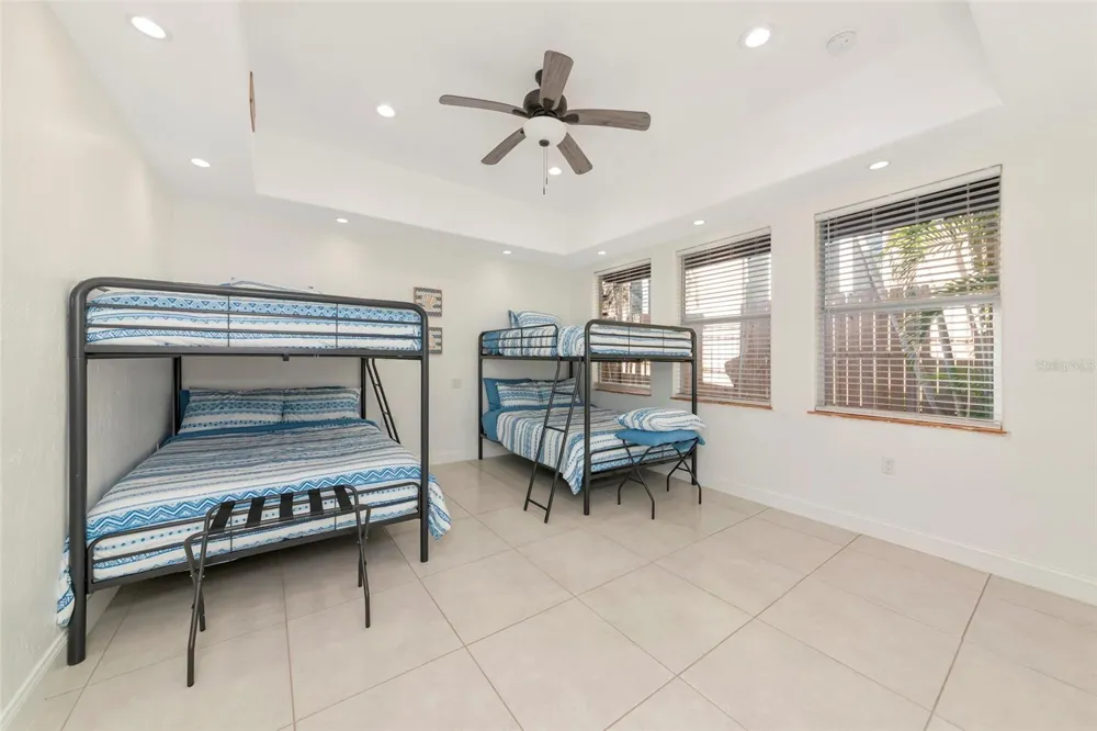 681 AVENIDA DE MAYO Sarasota, FL 34242