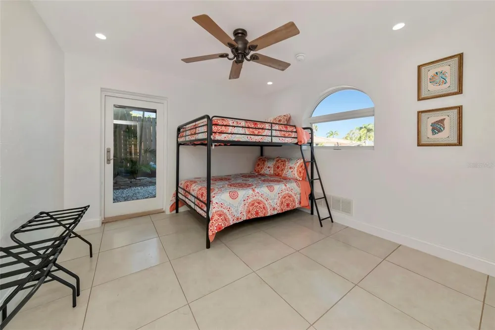 681 AVENIDA DE MAYO Sarasota, FL 34242