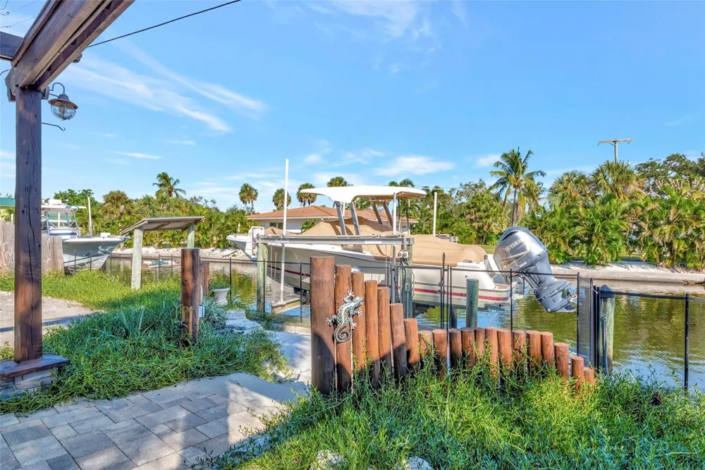 681 AVENIDA DE MAYO Sarasota, FL 34242