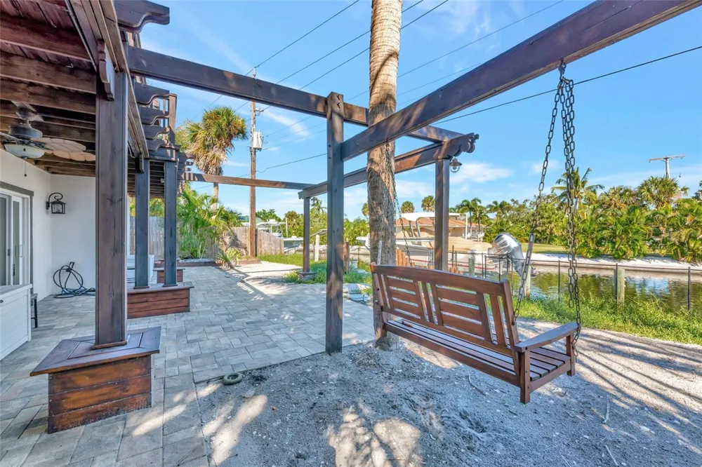 681 AVENIDA DE MAYO Sarasota, FL 34242