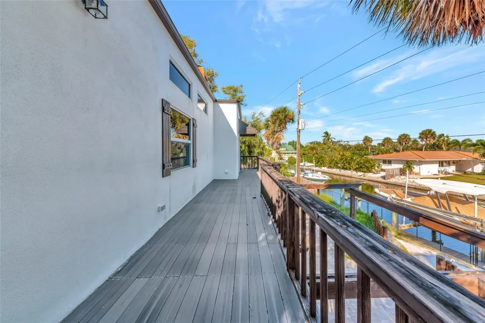 681 AVENIDA DE MAYO Sarasota, FL 34242