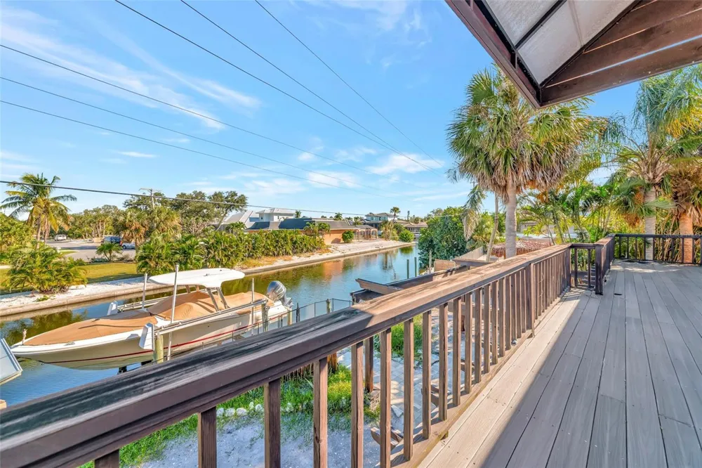 681 AVENIDA DE MAYO Sarasota, FL 34242