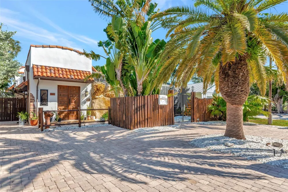 681 AVENIDA DE MAYO Sarasota, FL 34242
