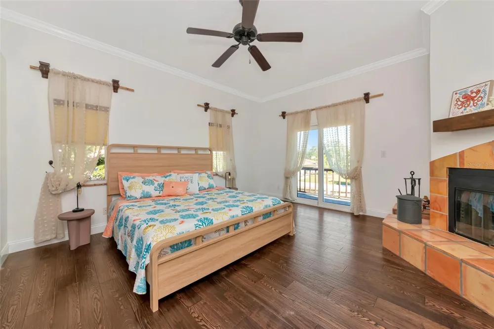 681 AVENIDA DE MAYO Sarasota, FL 34242