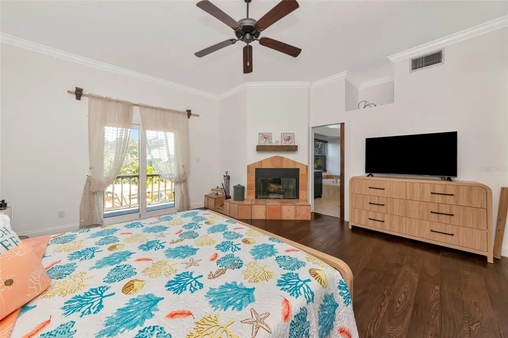 681 AVENIDA DE MAYO Sarasota, FL 34242