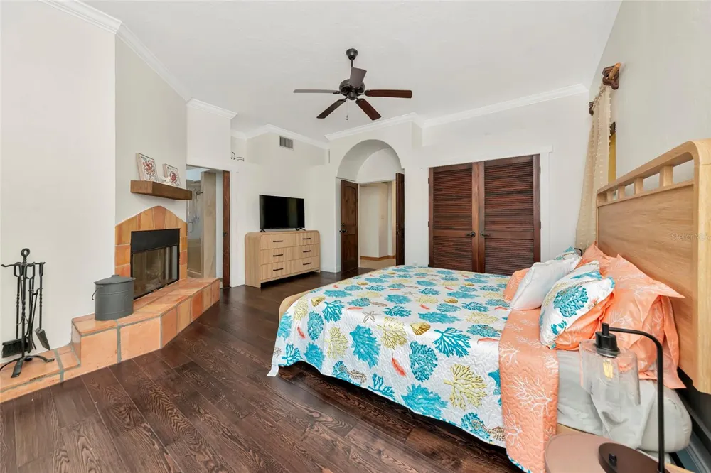 681 AVENIDA DE MAYO Sarasota, FL 34242