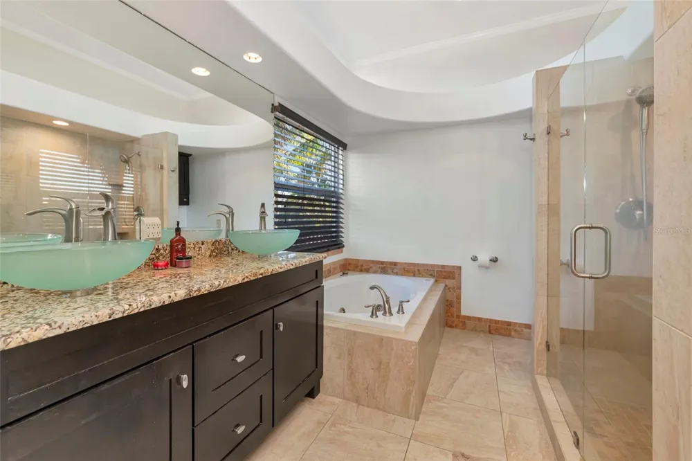681 AVENIDA DE MAYO Sarasota, FL 34242
