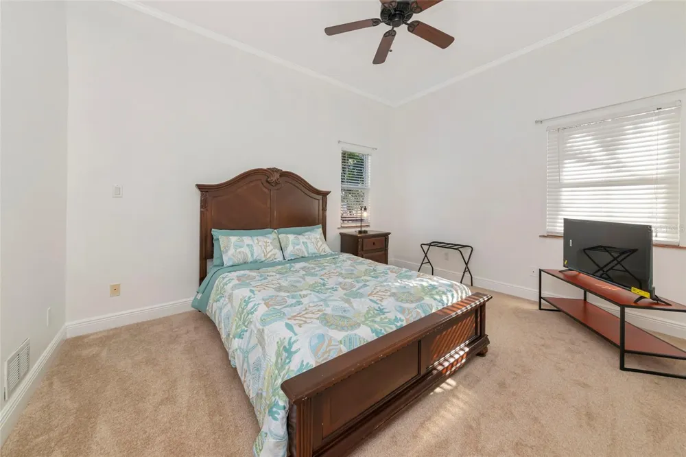 681 AVENIDA DE MAYO Sarasota, FL 34242