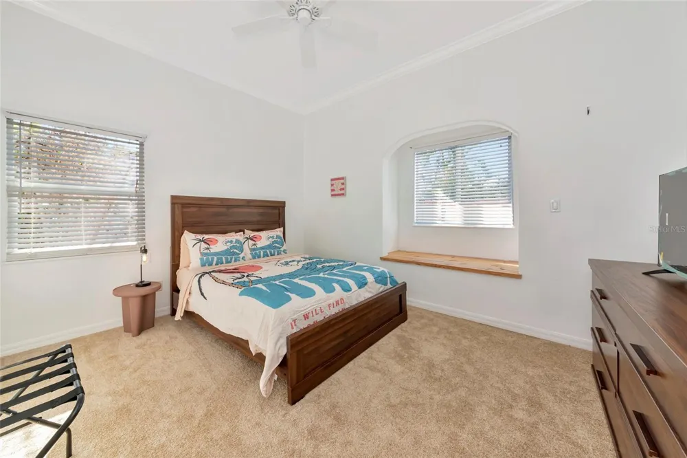 681 AVENIDA DE MAYO Sarasota, FL 34242