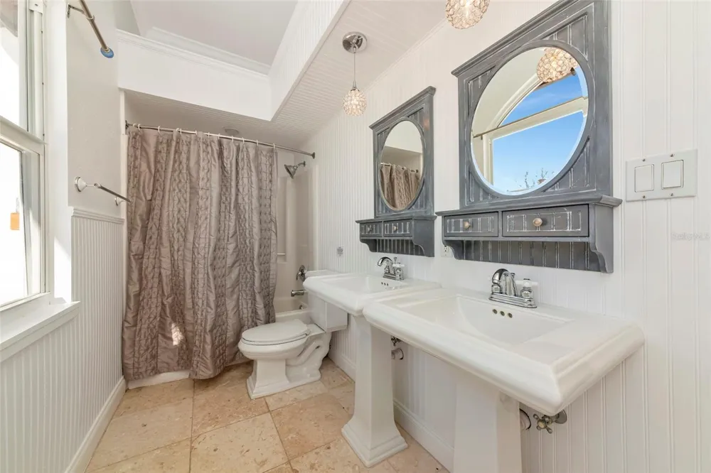681 AVENIDA DE MAYO Sarasota, FL 34242
