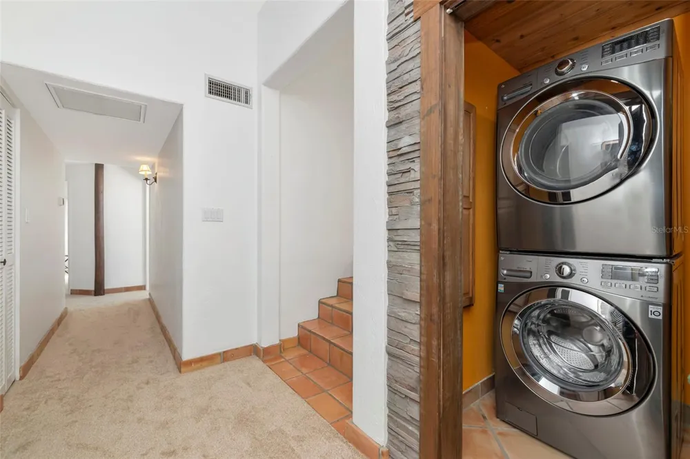 681 AVENIDA DE MAYO Sarasota, FL 34242