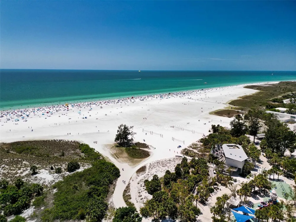 681 AVENIDA DE MAYO Sarasota, FL 34242
