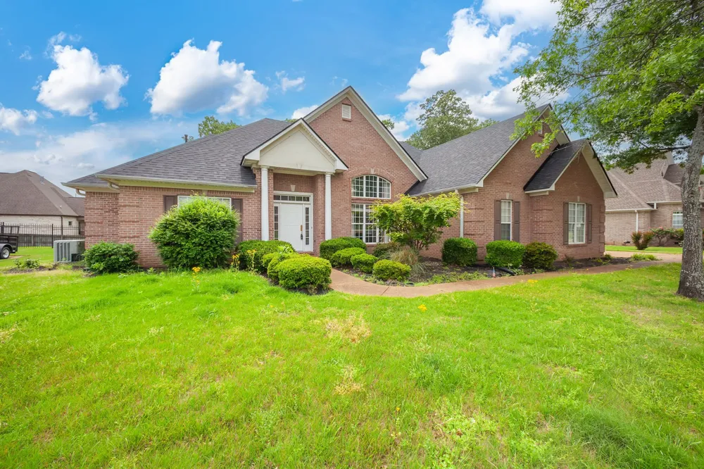 14 Brookhollow Cv Jackson, TN 38305