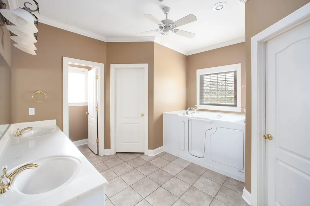 14 Brookhollow Cv Jackson, TN 38305