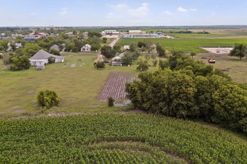 711 E Clark Street Bartlett, TX 76511