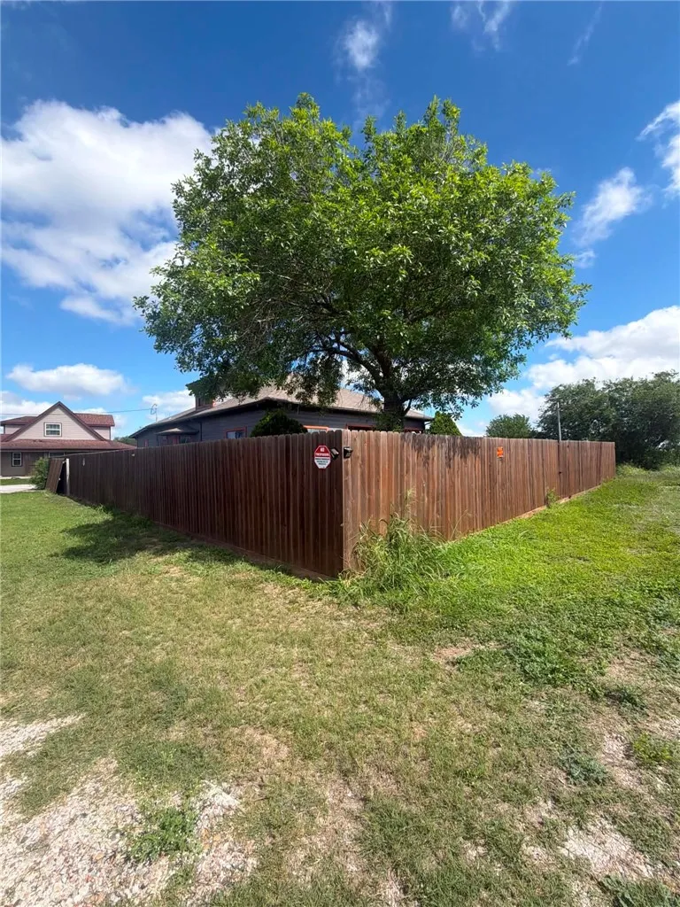 726 Avenue B Bishop, TX 78343