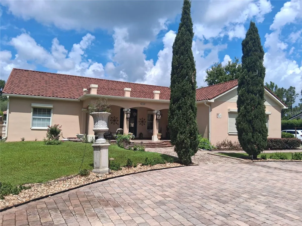 915 OLD WELCOME ROAD Lithia, FL 33547