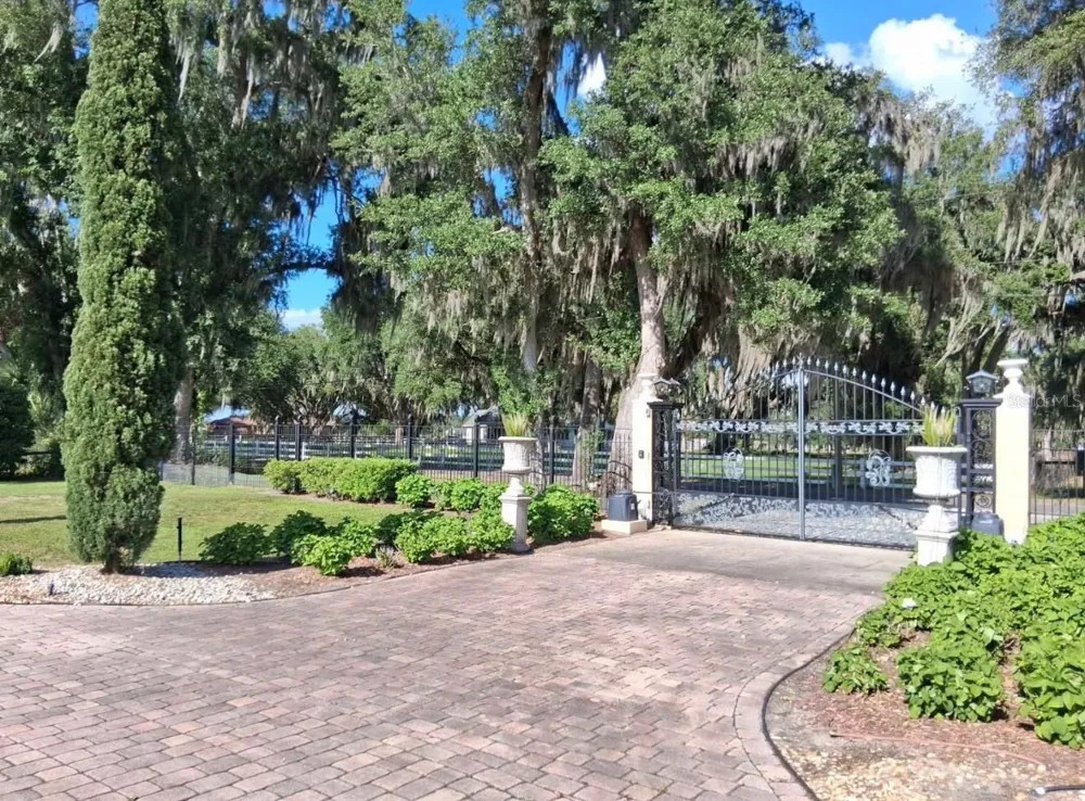 915 OLD WELCOME ROAD Lithia, FL 33547