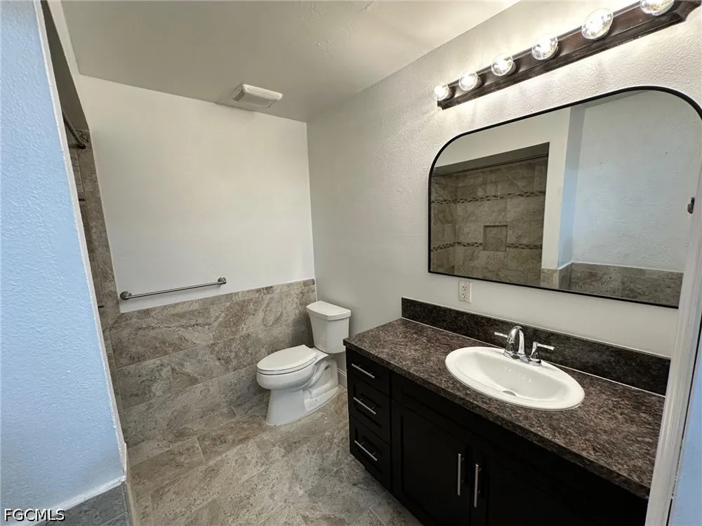 Island Circle #B Fort Myers, FL 33919