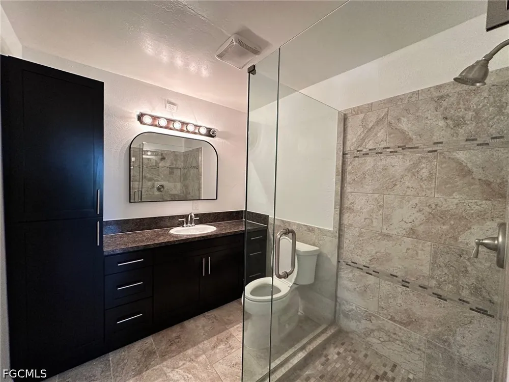 Island Circle #B Fort Myers, FL 33919