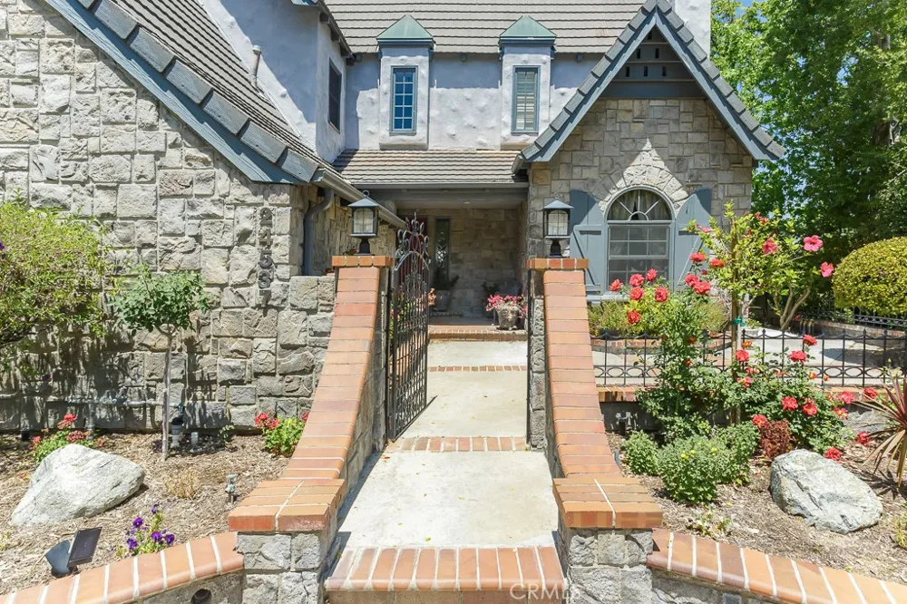 24537 Peachland Avenue Newhall, CA 91321