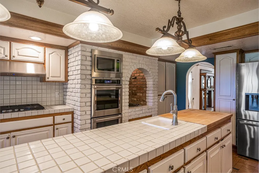 24537 Peachland Avenue Newhall, CA 91321