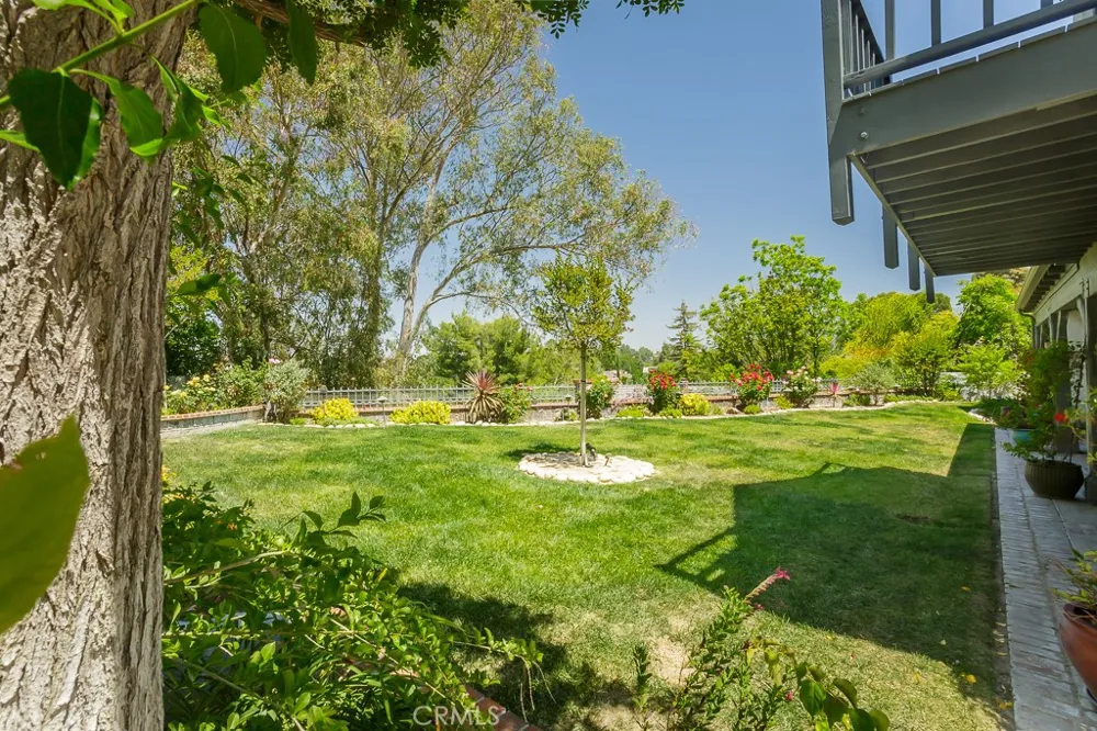 24537 Peachland Avenue Newhall, CA 91321