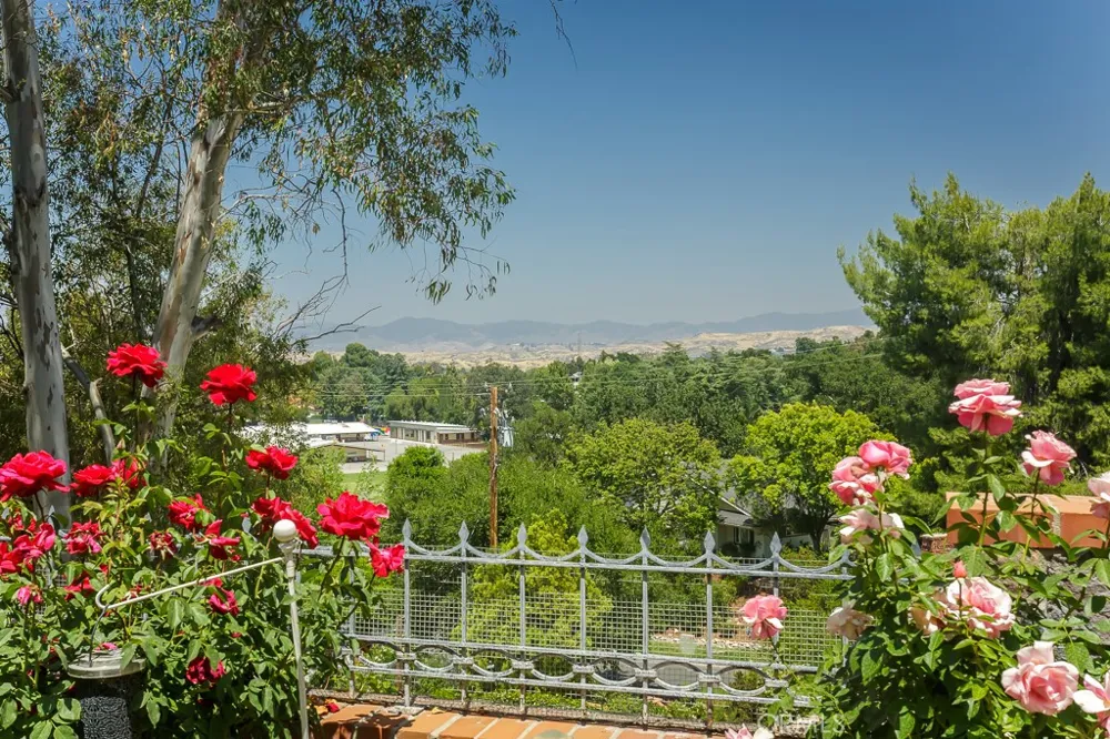 24537 Peachland Avenue Newhall, CA 91321