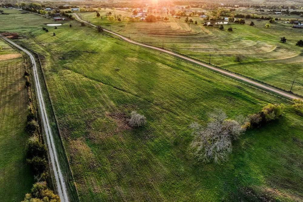 10 Fieldcrest Ln Burton, TX 77835