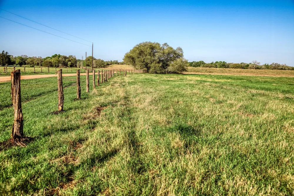 10 Fieldcrest Ln Burton, TX 77835