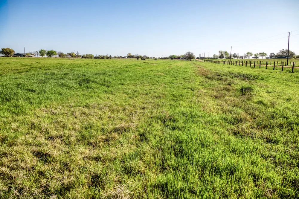 10 Fieldcrest Ln Burton, TX 77835
