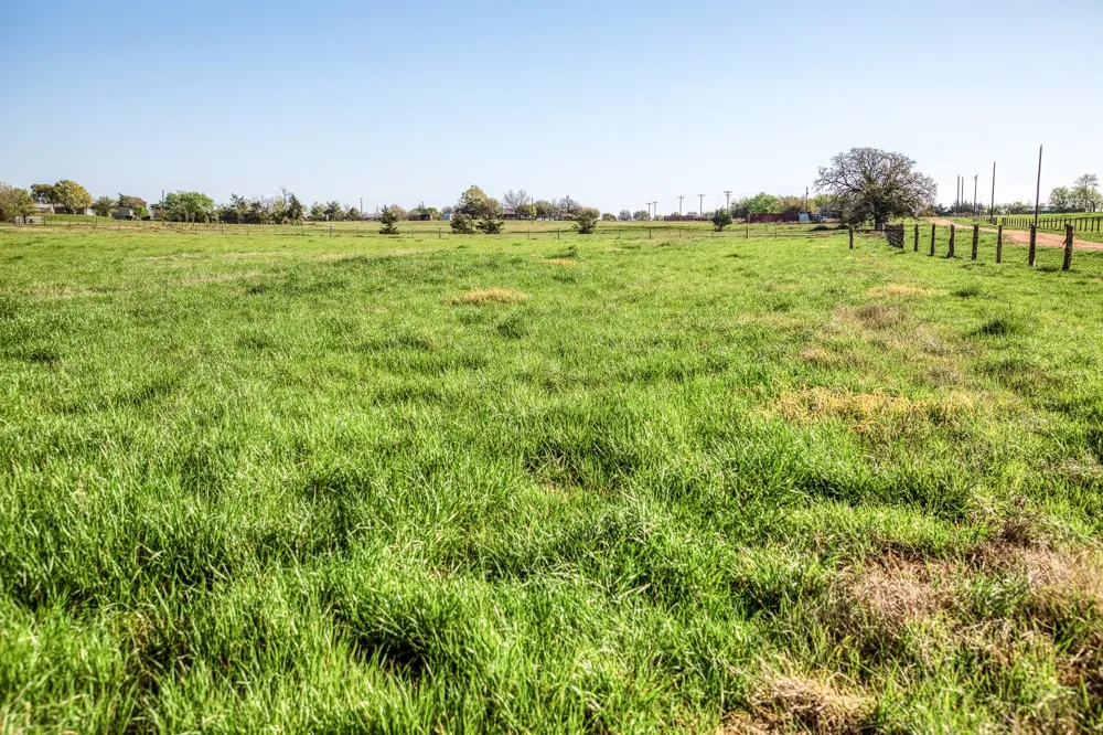 10 Fieldcrest Ln Burton, TX 77835