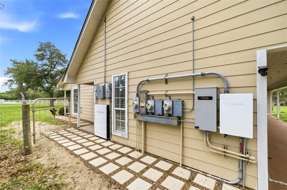 392 Winding Way Drive E Victoria, TX 77905