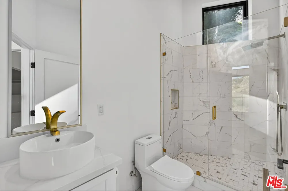 8366 Hillcroft Drive West Hills, CA 91304