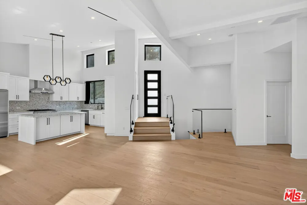 8366 Hillcroft Drive West Hills, CA 91304