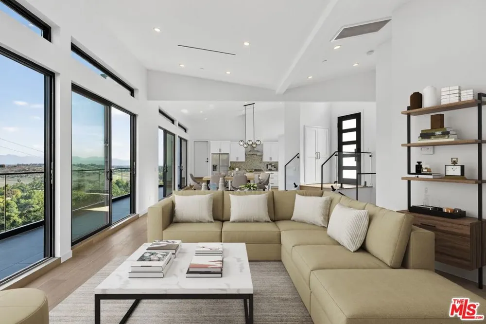 8366 Hillcroft Drive West Hills, CA 91304