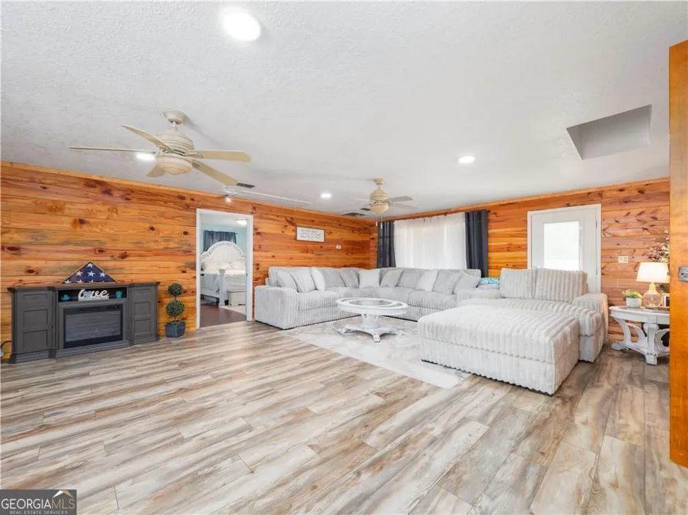 2075 Sylvia LN Waycross, GA 31503