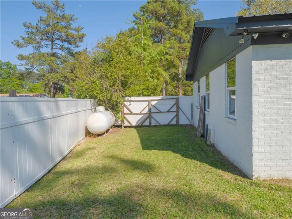 2075 Sylvia LN Waycross, GA 31503