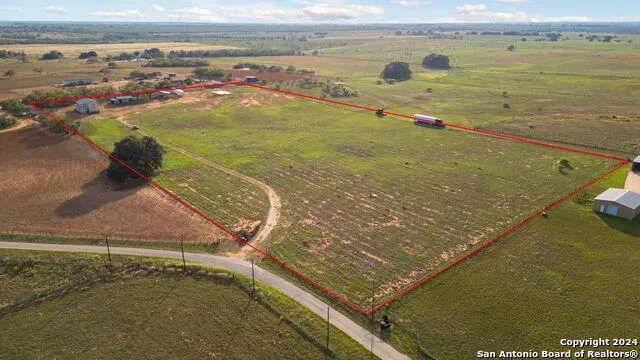 288 COUNTY ROAD 105 Floresville, TX 78114