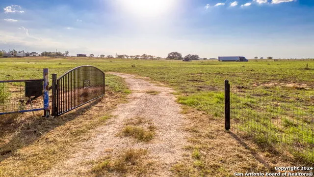 288 COUNTY ROAD 105 Floresville, TX 78114