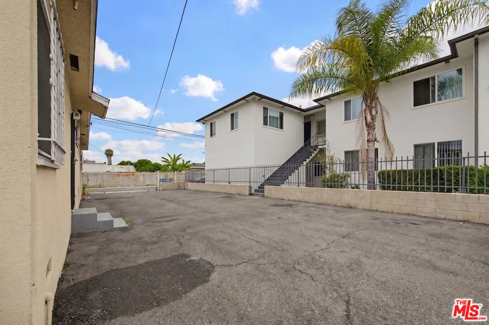 10025 S Western Avenue Los Angeles, CA 90047