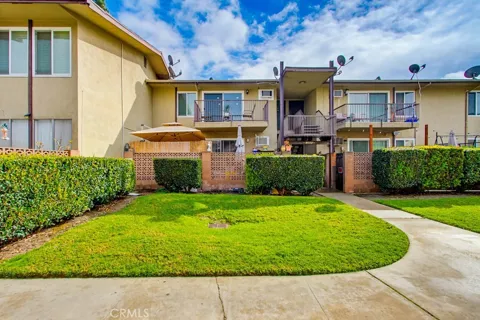1860 W Glenoaks #L