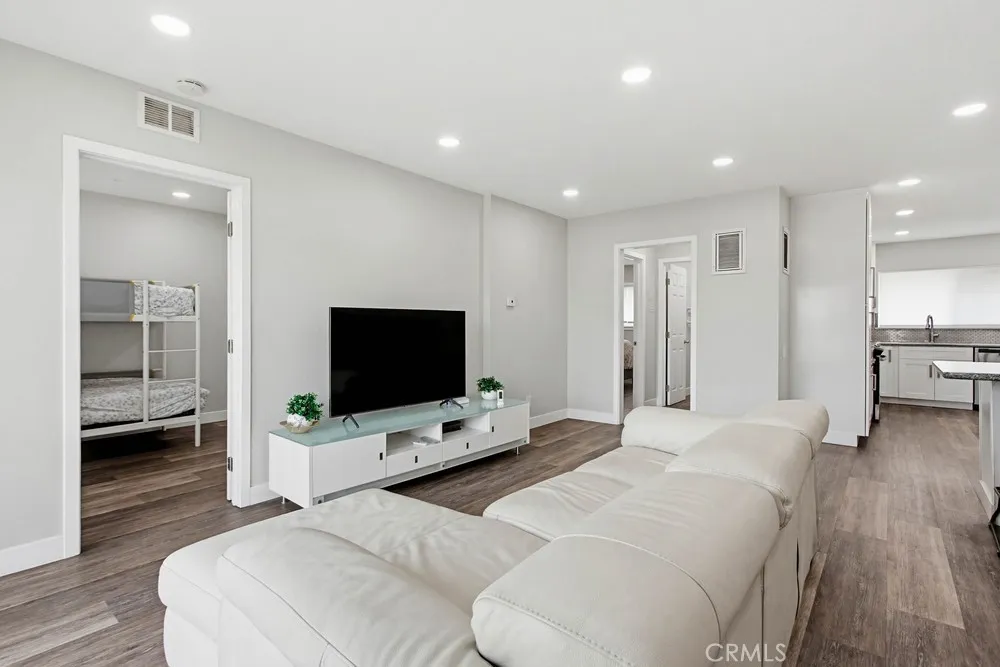 1860 W Glenoaks #L Anaheim, CA 92801