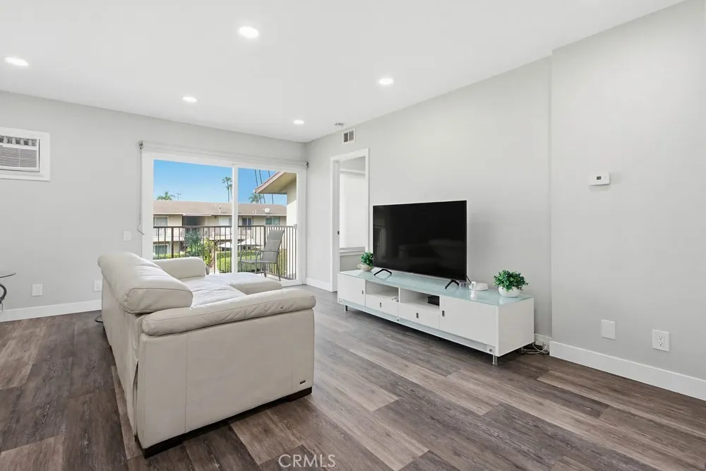 1860 W Glenoaks #L Anaheim, CA 92801
