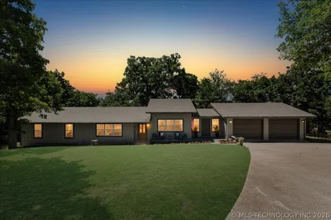 2578 W Hillcrest Drive