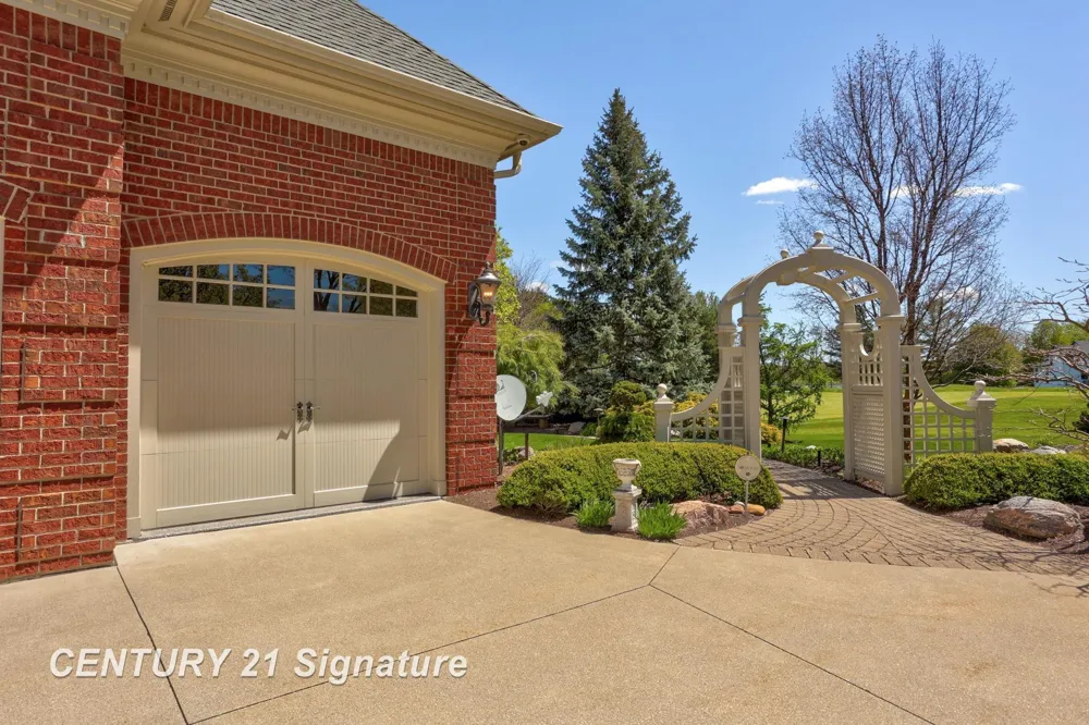 8 Appleshire Court Thomas Township, MI 48623