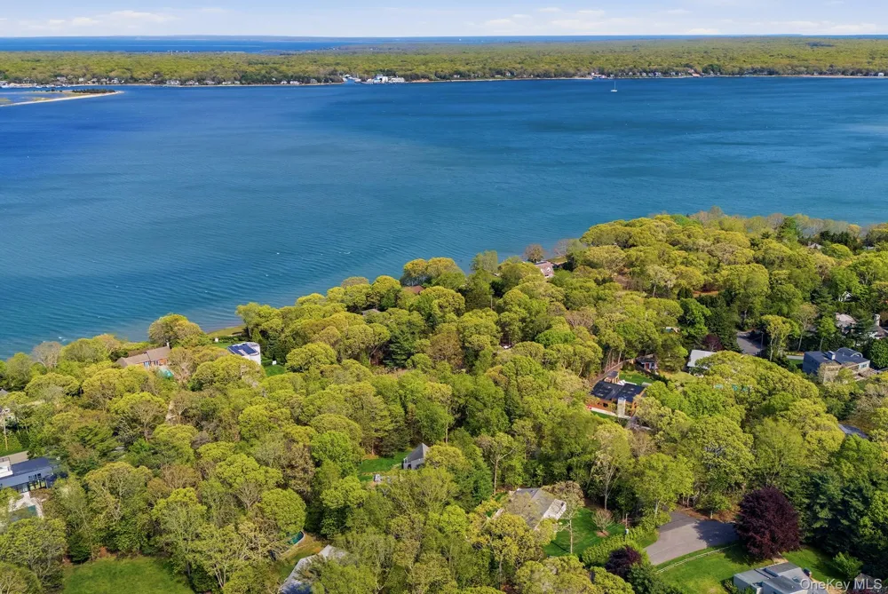 27 Three Mile Harbor Drive East Hampton, NY 11937