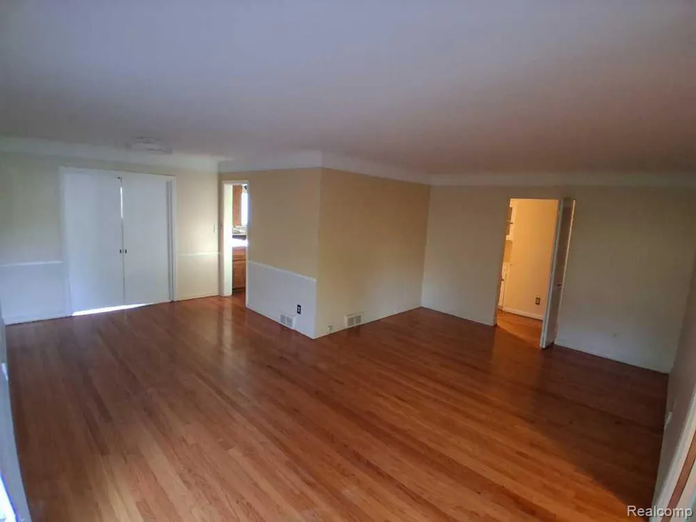 24231 Jerome Street Oak Park City, MI 48237